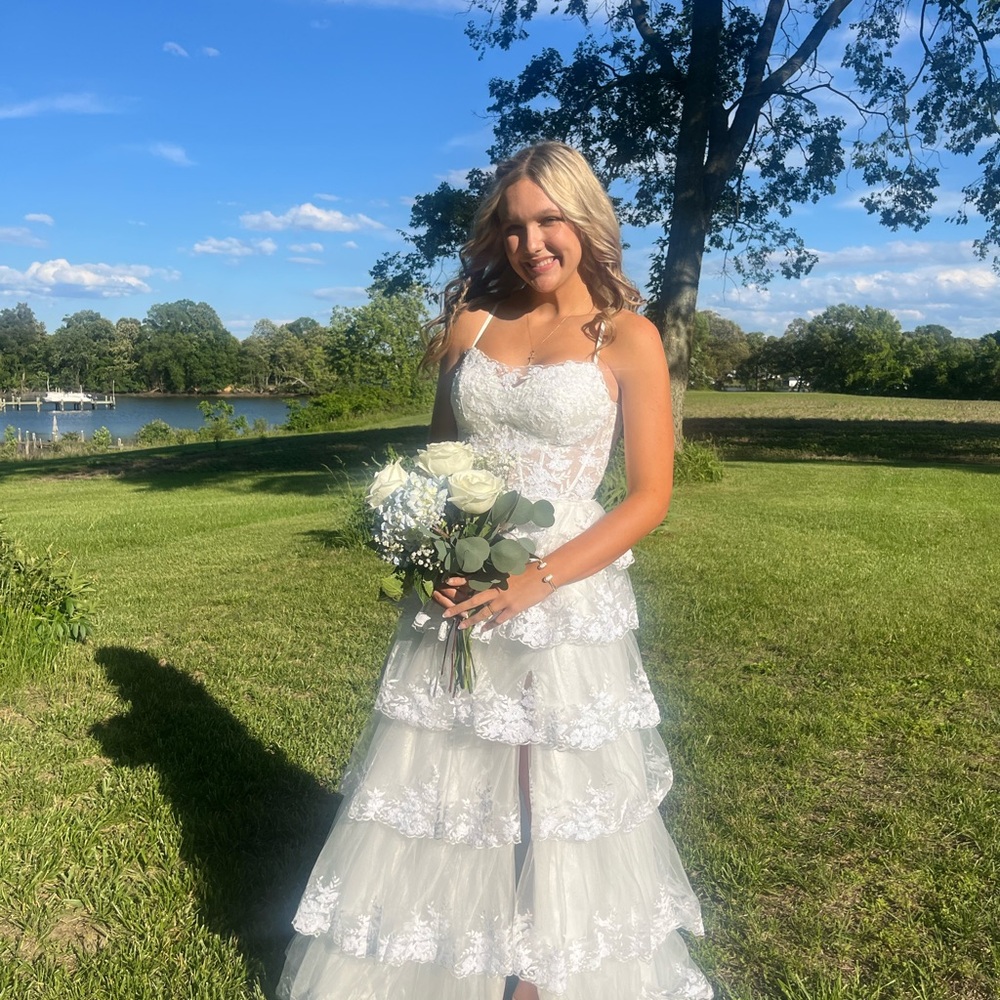 White beautiful prom dress - Picture 3 of 4